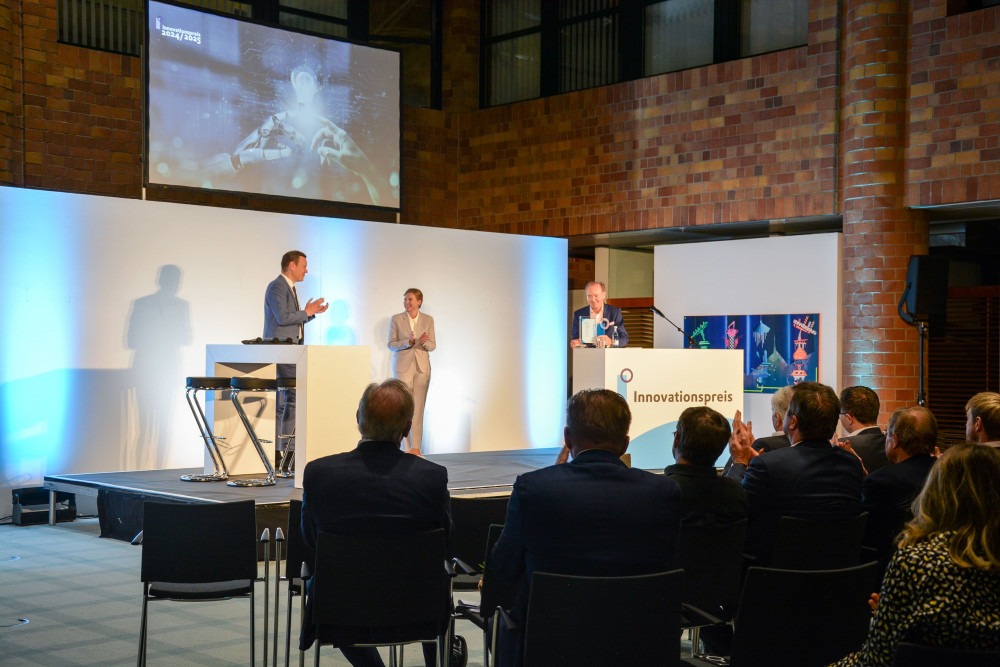 Referenten auf der Bühne des Innovationspreises 2025